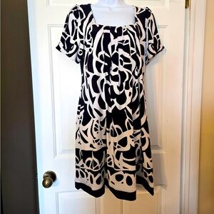 Beige By ECI Woman’s Black & White Print Pleated Dress Large Short Sleeve Flowy